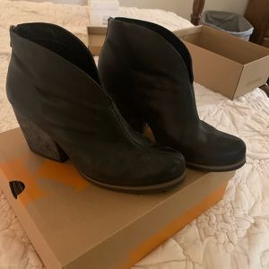 Korks black bootie
